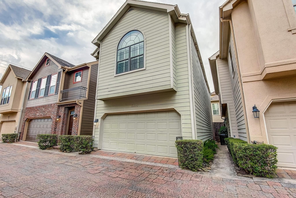 2905 Clinton Drive - Photo 0