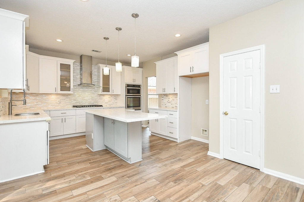 215 Windrift Court - Photo 0