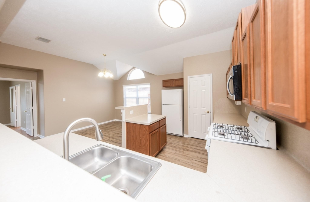 19247 Dillsbury Court - Photo 11