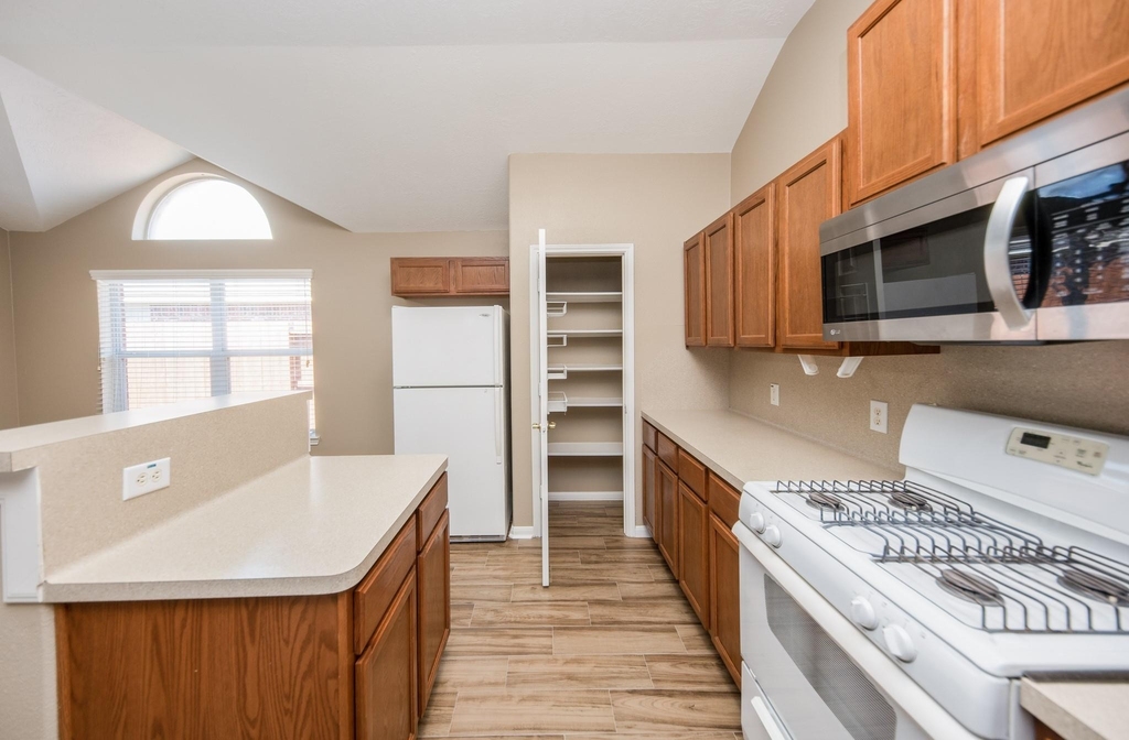 19247 Dillsbury Court - Photo 13