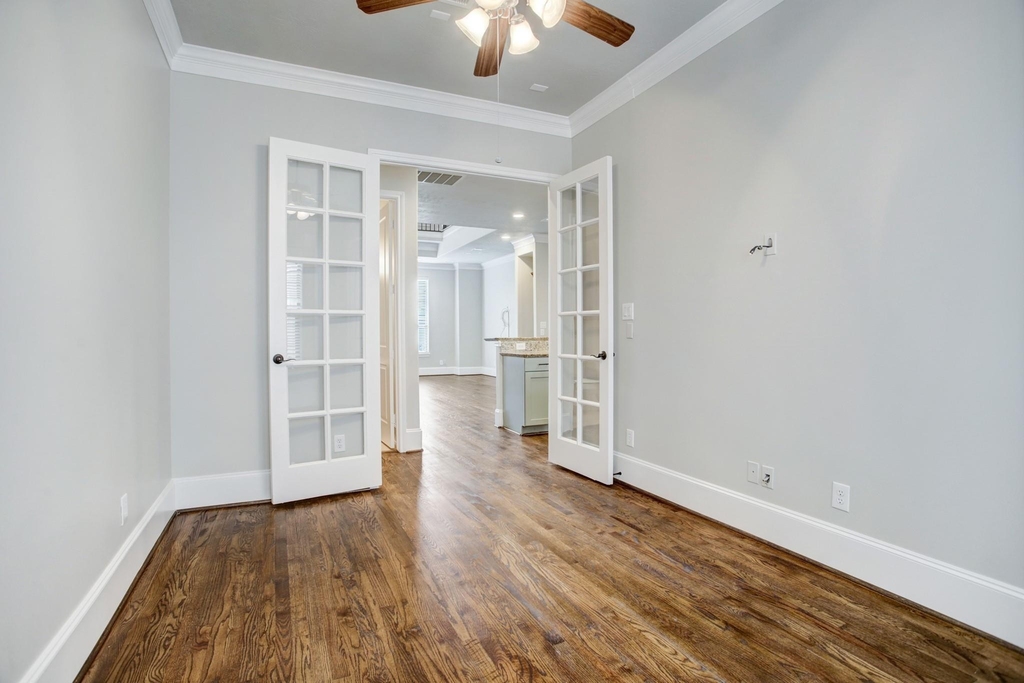 1046 W 23rd Street - Photo 6