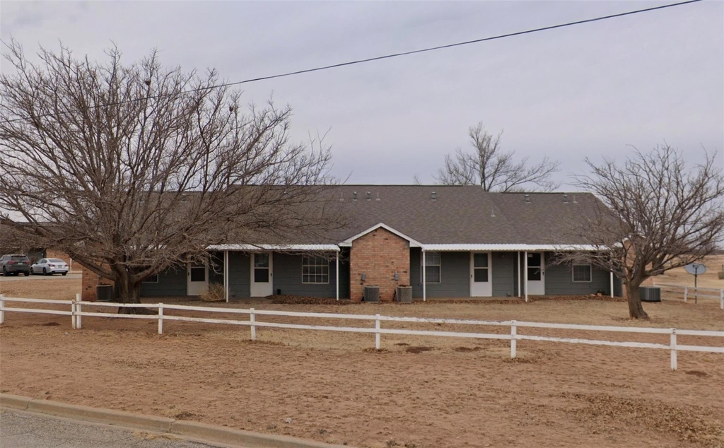 802 W 15th Street - Photo 1