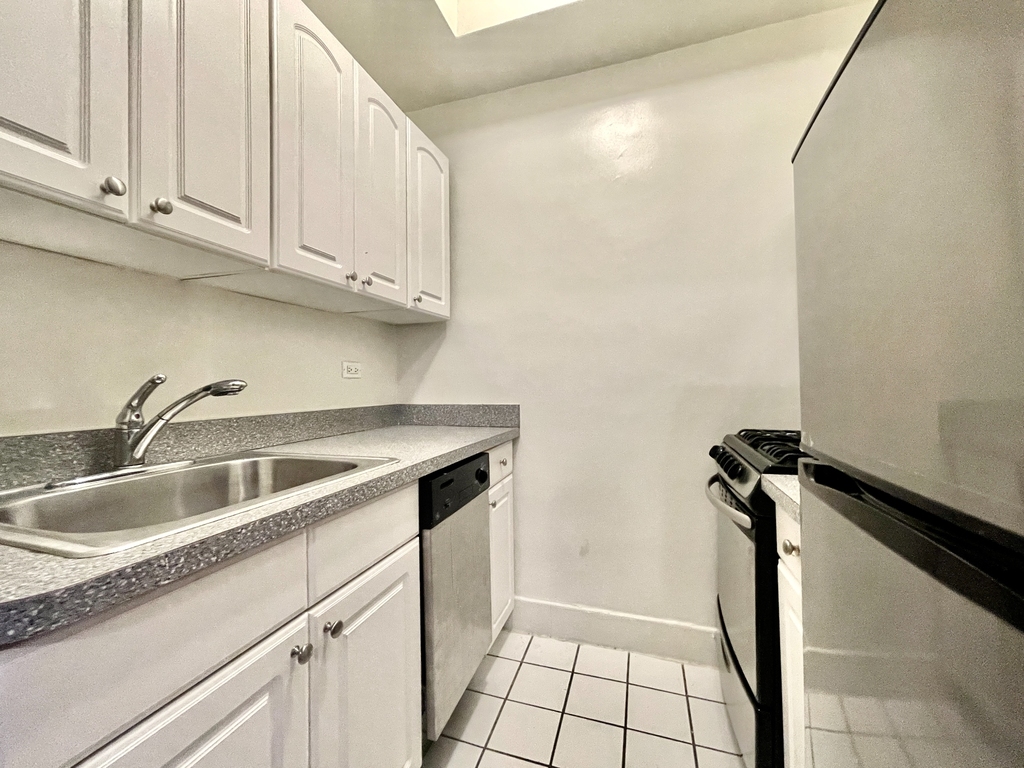 East 11th Street & 2nd Avenue - Photo 3