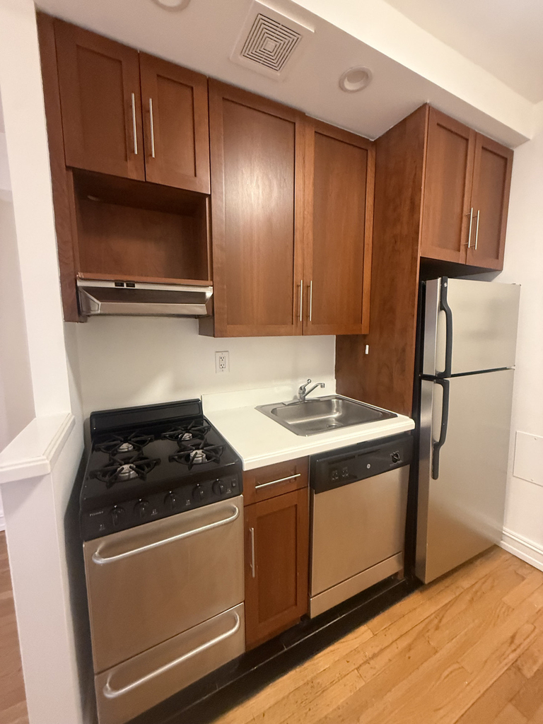 1680 York Avenue - Photo 3