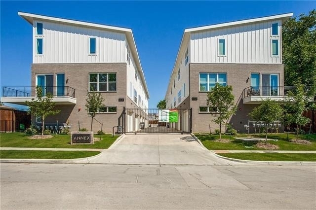 4620 Munger Avenue - Photo 1