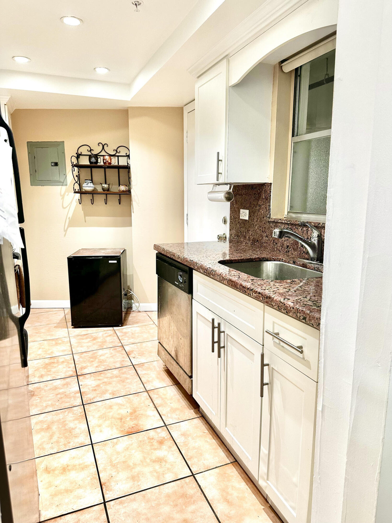 1881 Washington Avenue - Photo 2