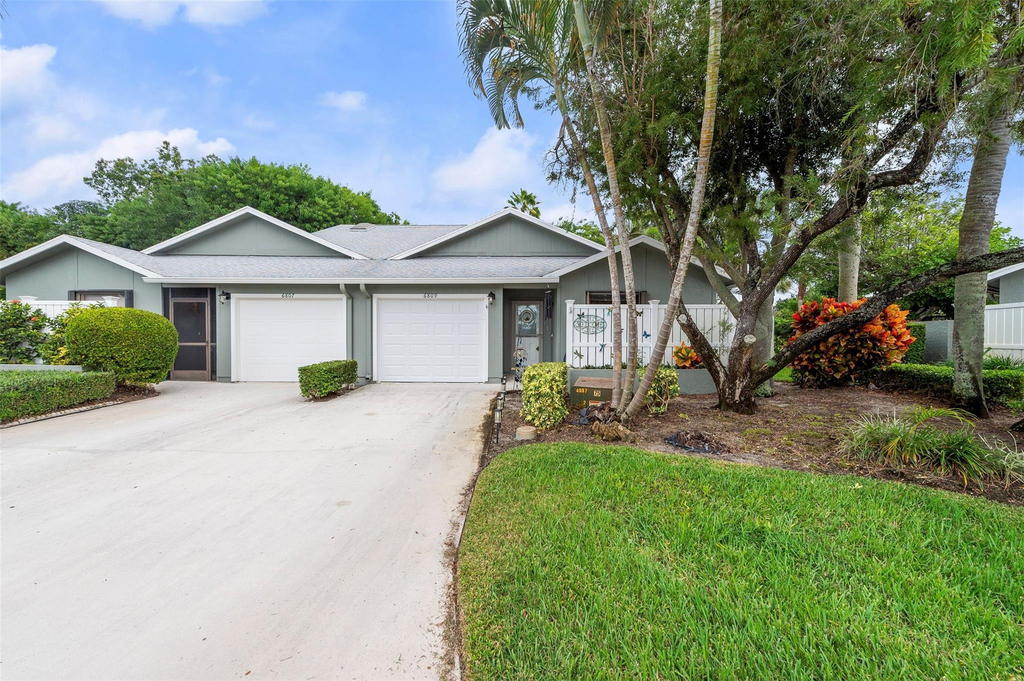 6809 Se Yorktown Drive - Photo 0