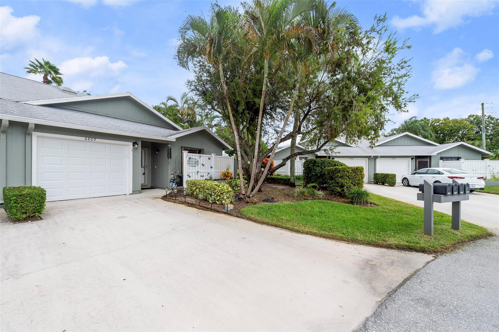 6809 Se Yorktown Drive - Photo 2