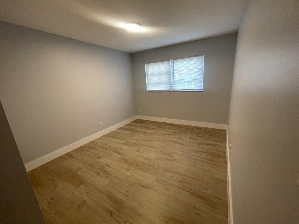 780 Ne 46th Court - Photo 10
