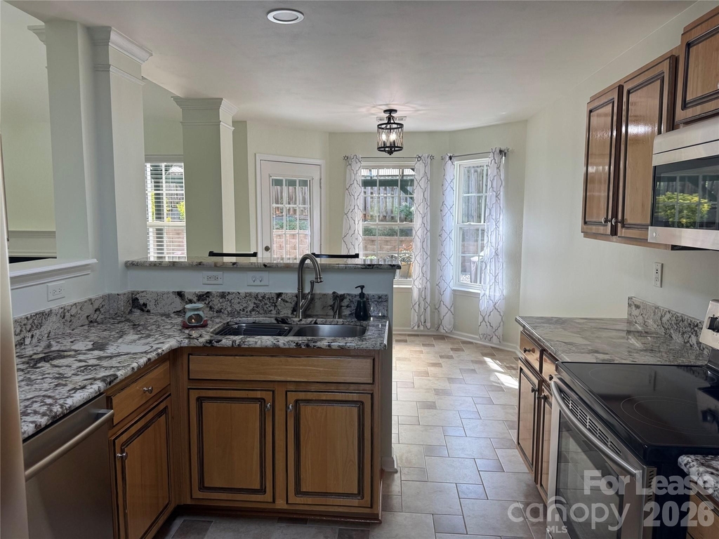 136 Madelia Place - Photo 10