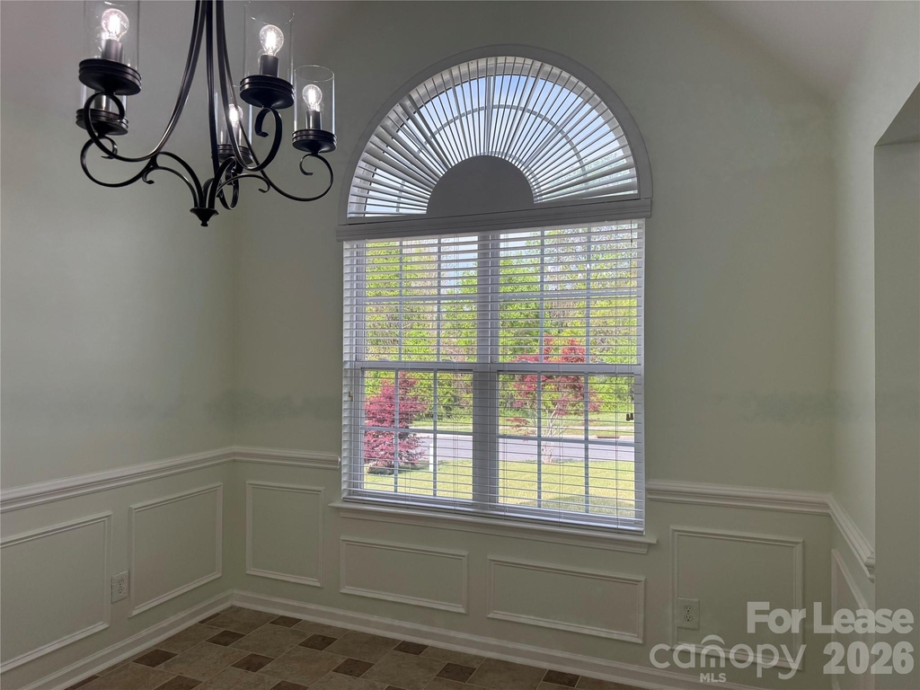 136 Madelia Place - Photo 7
