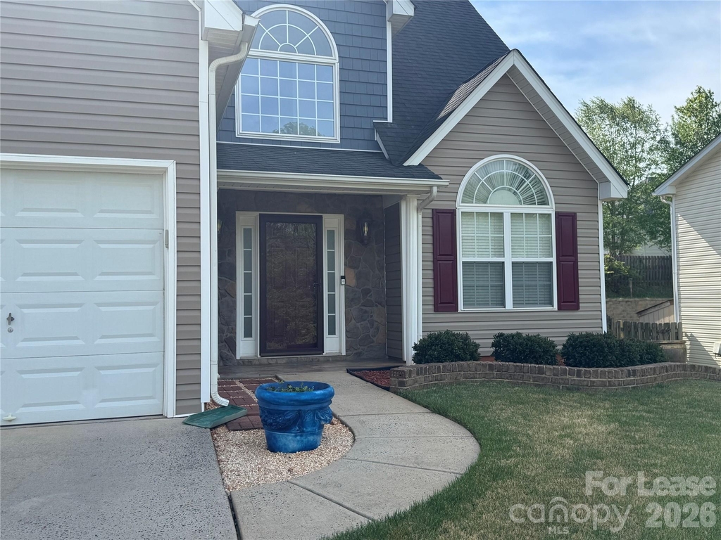 136 Madelia Place - Photo 2