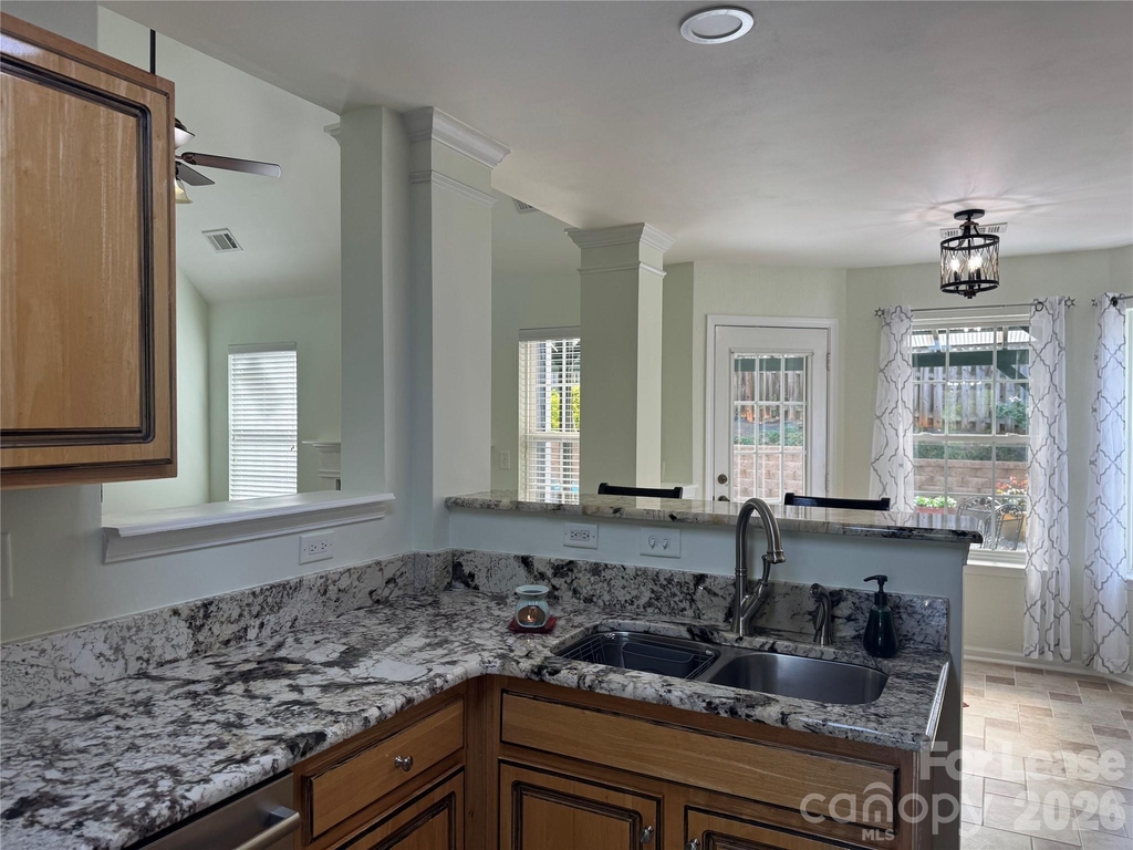 136 Madelia Place - Photo 11
