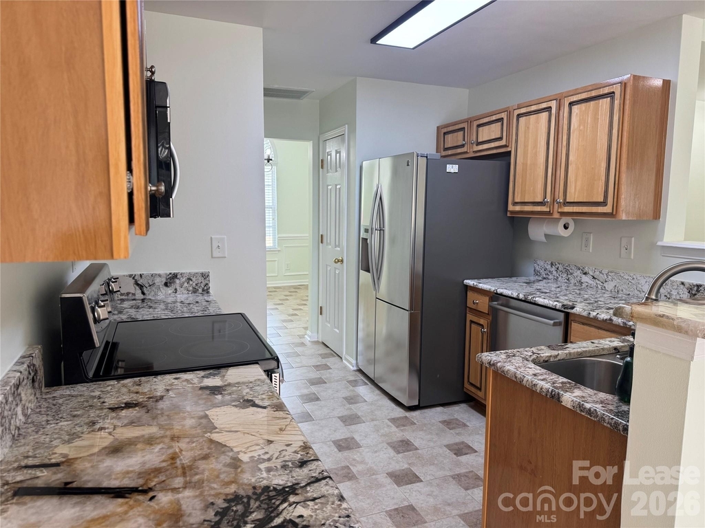 136 Madelia Place - Photo 12
