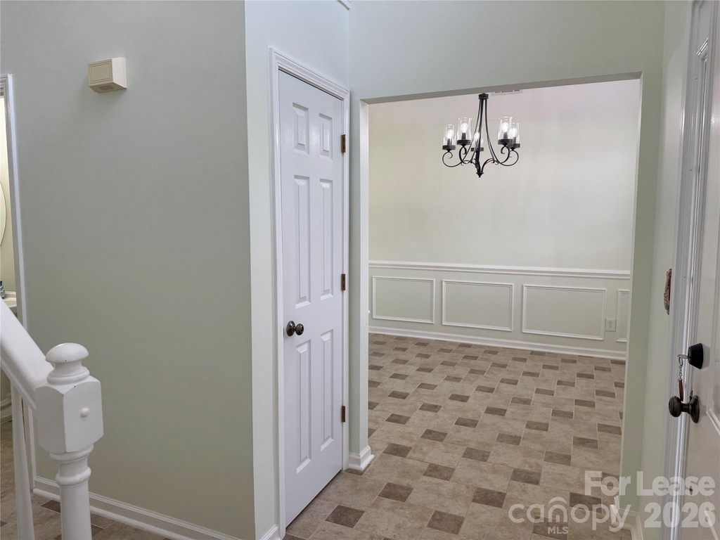 136 Madelia Place - Photo 5