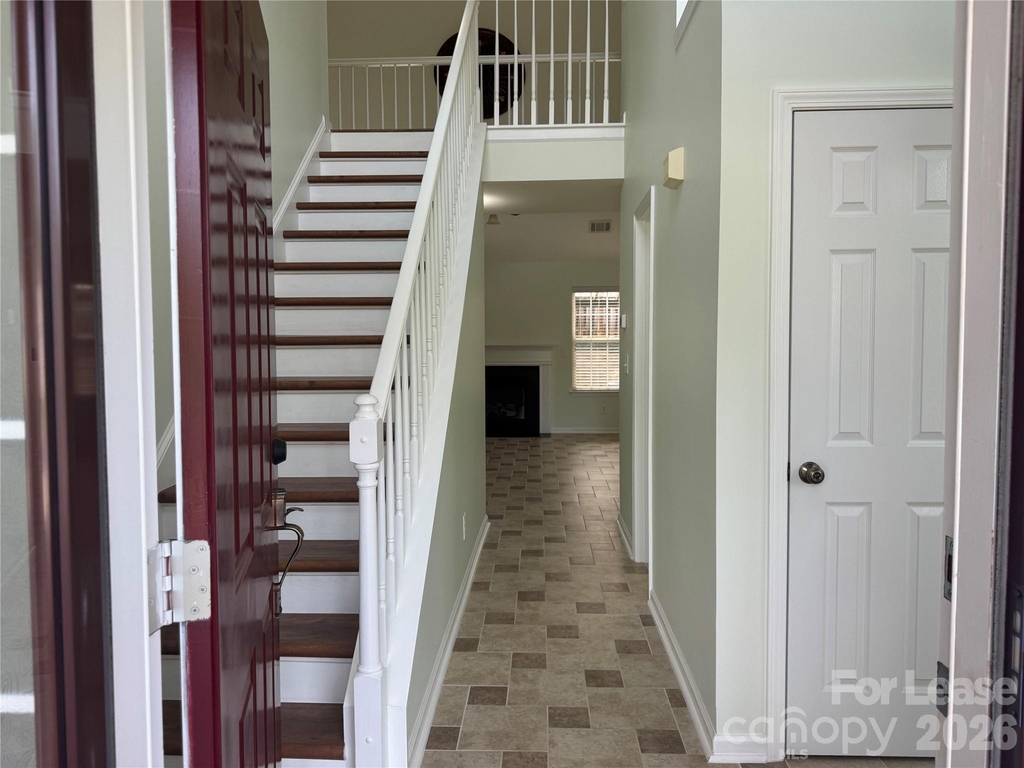 136 Madelia Place - Photo 3