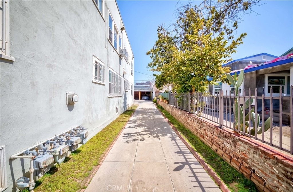 1308 1/2 S Van Ness Avenue - Photo 1