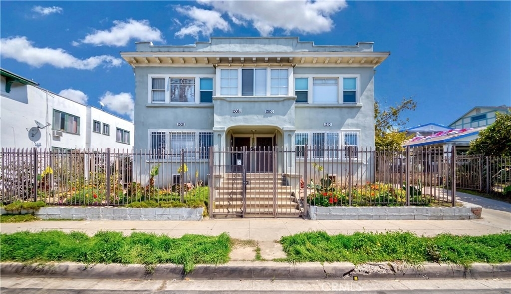 1308 1/2 S Van Ness Avenue - Photo 0