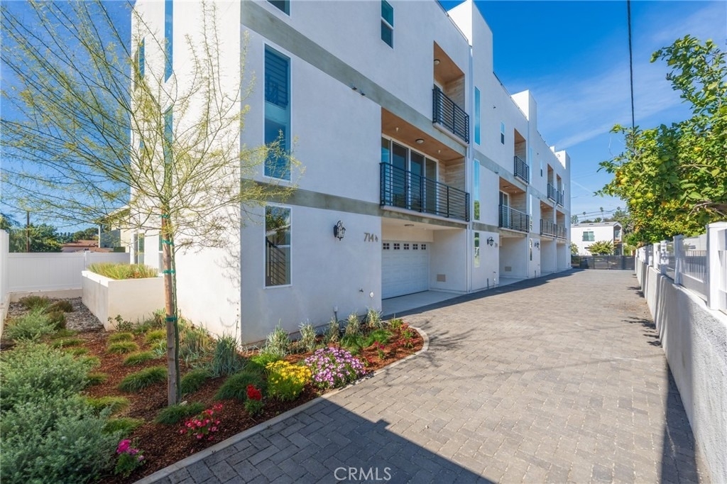712 N Chestnut Avenue - Photo 2
