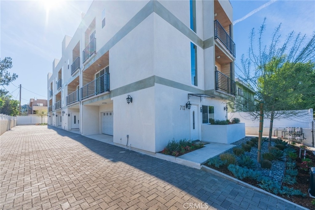 712 N Chestnut Avenue - Photo 1