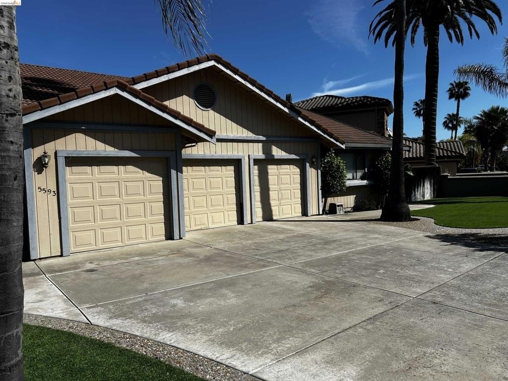 5593 Drakes Dr - Photo 2