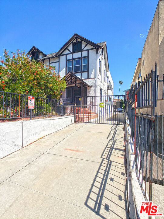 336 S Wilton Place - Photo 0