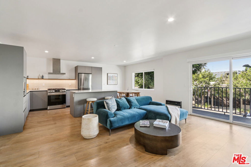 1422 Tamarind Avenue - Photo 1