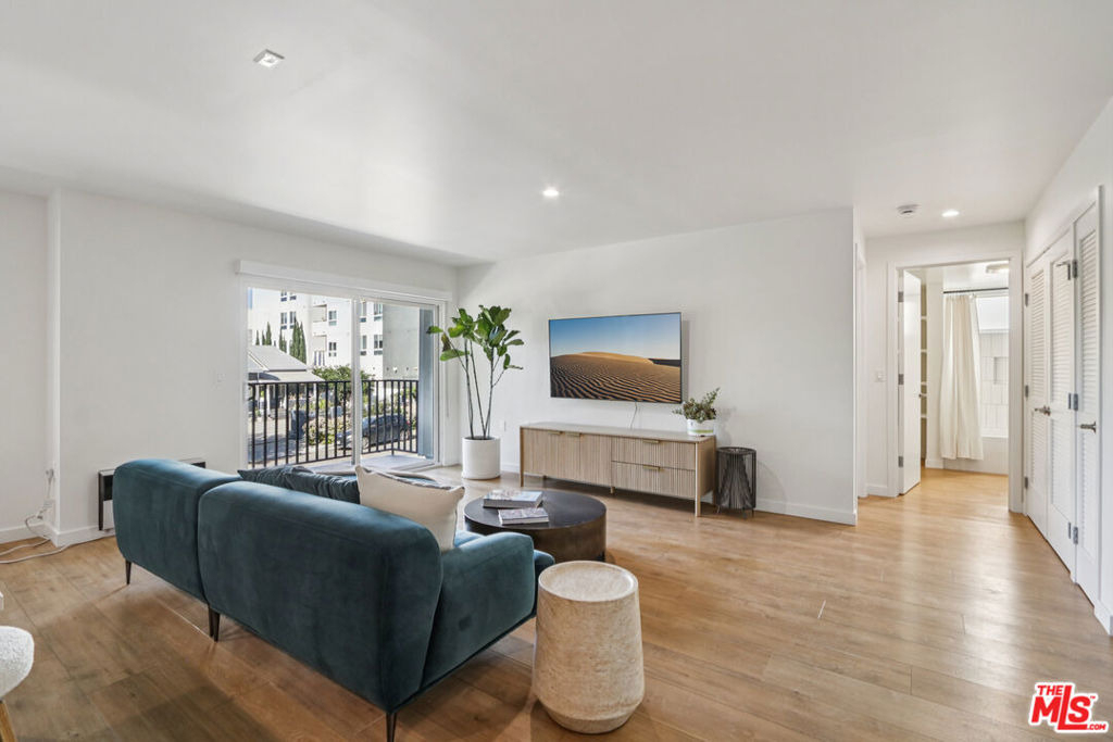 1422 Tamarind Avenue - Photo 4