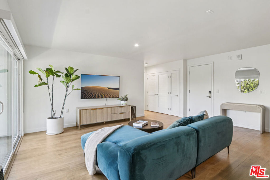 1422 Tamarind Avenue - Photo 3
