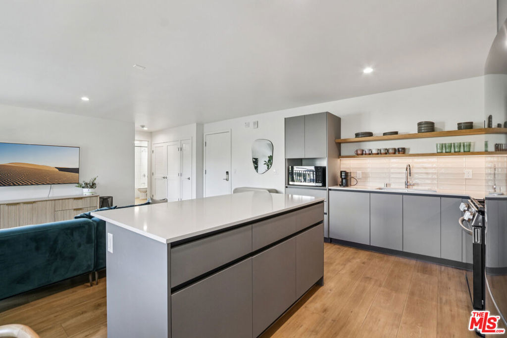 1422 Tamarind Avenue - Photo 6