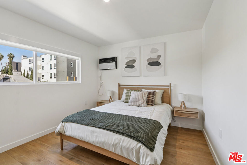 1422 Tamarind Avenue - Photo 9