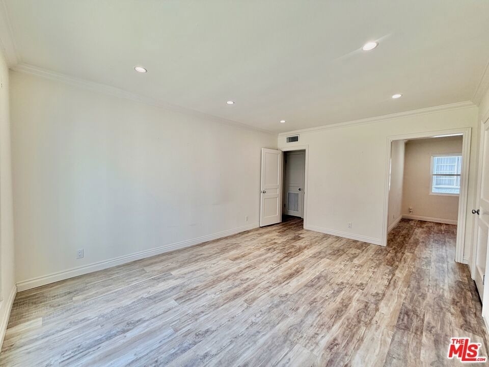 124 N Pass Avenue - Photo 2