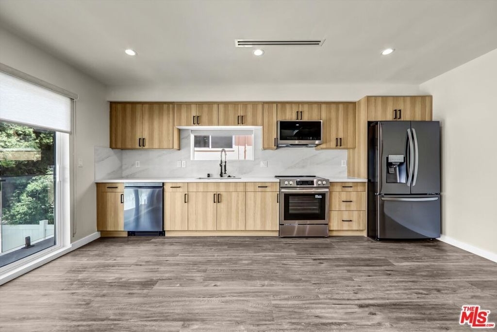 1309 N Sycamore Avenue - Photo 1