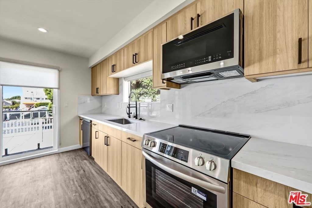 1309 N Sycamore Avenue - Photo 2