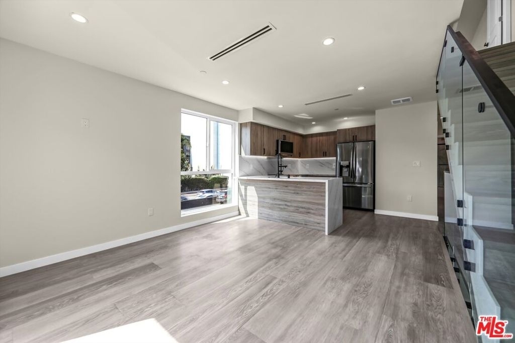 1305 N Sycamore Avenue - Photo 1