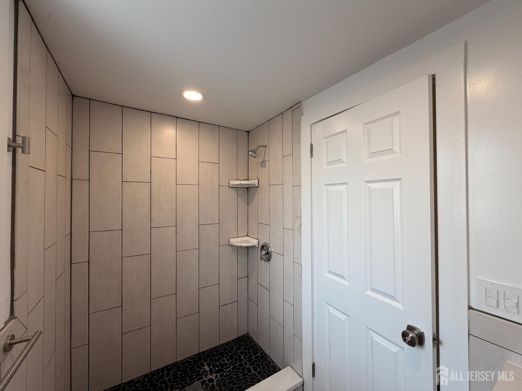 1020 Raritan Avenue - Photo 3