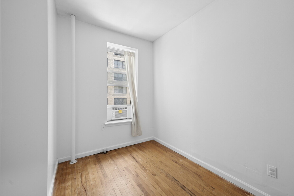 320 E 49th Street - Photo 2