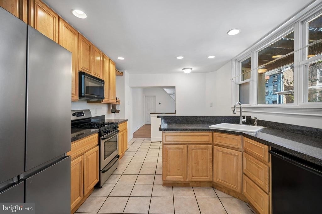 447 Dupont Street - Photo 9