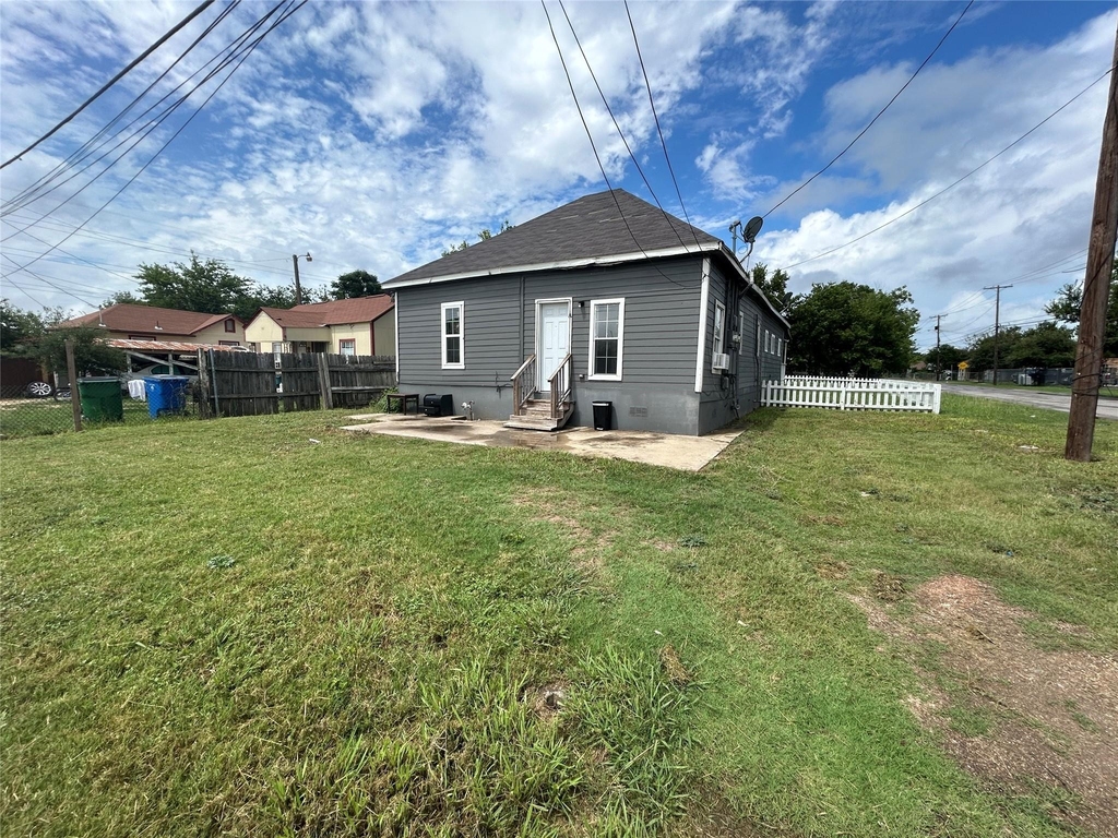 400 Symes St - Photo 1