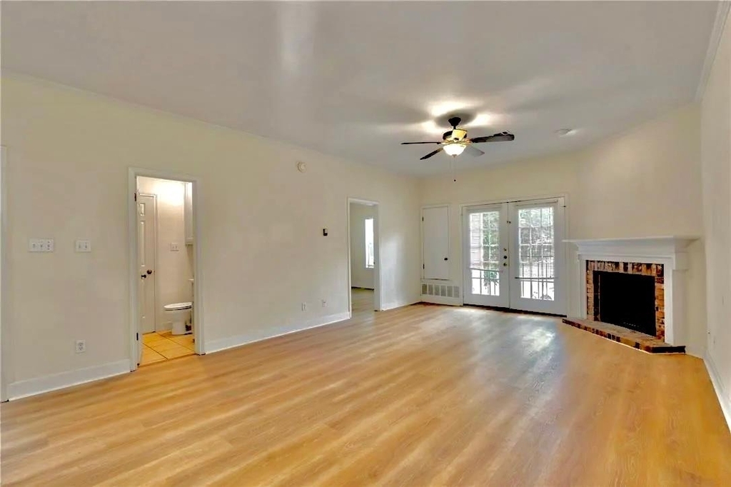 2100 San Gabriel St - Photo 2
