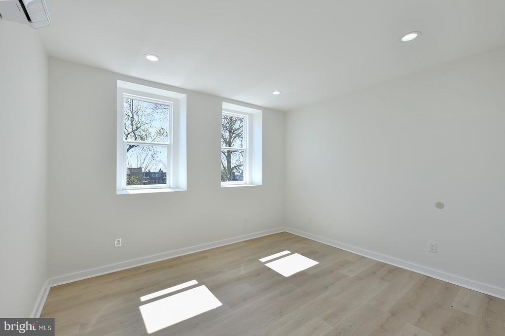 2330 Bryant Avenue - Photo 10