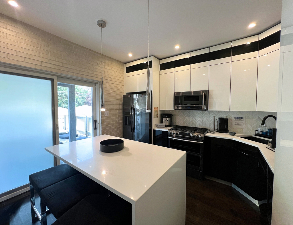 3839 N Hamlin Avenue - Photo 2