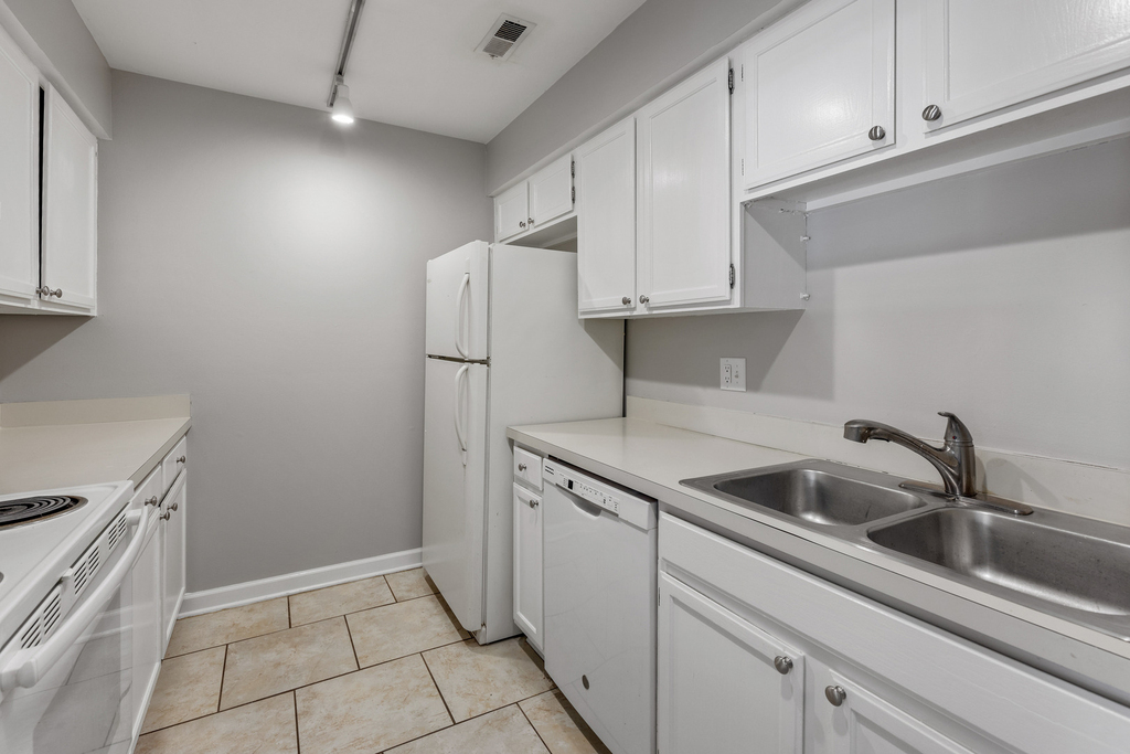 1444 Stonebridge Circle - Photo 3