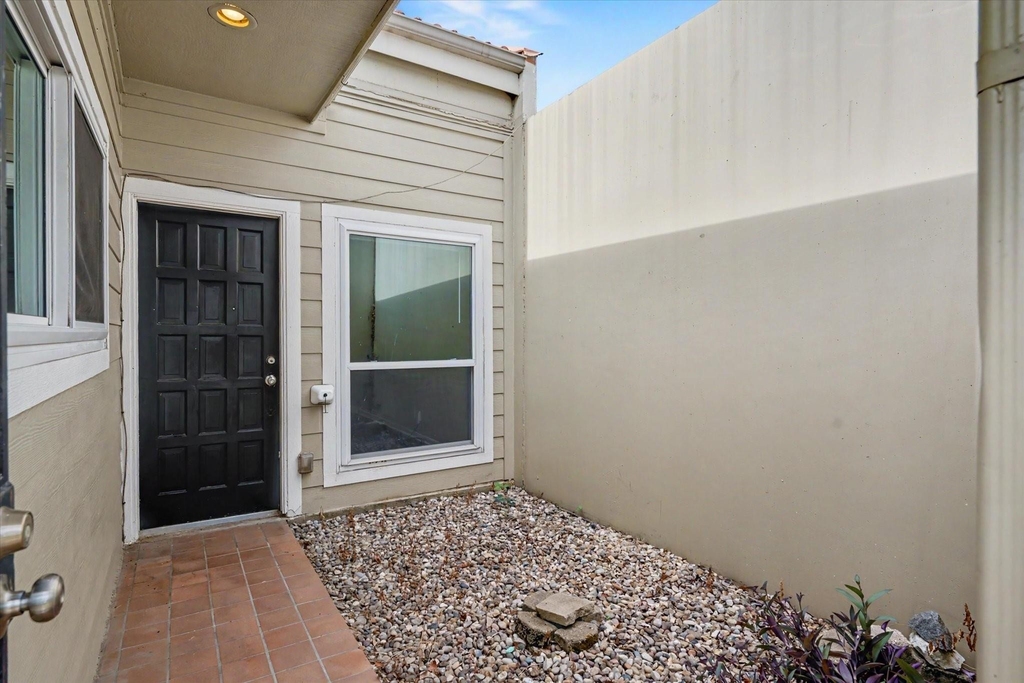 800 N San Jacinto - Photo 2