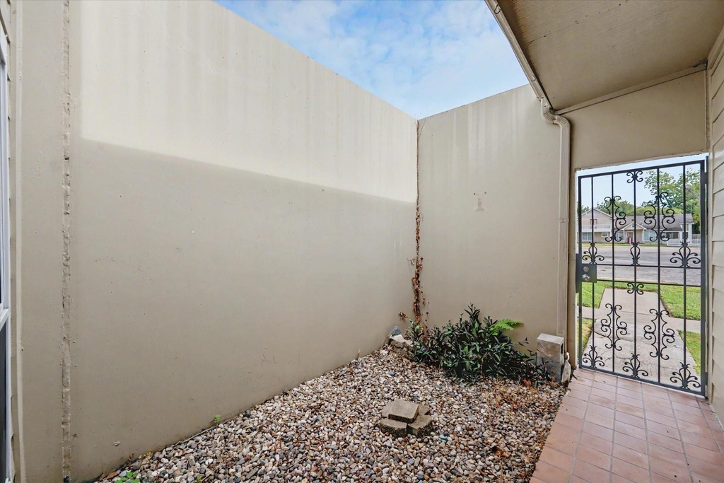 800 N San Jacinto - Photo 3