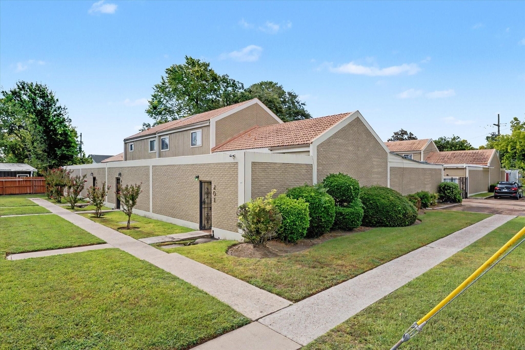 800 N San Jacinto - Photo 0