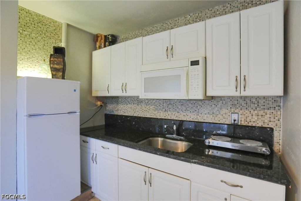 907 Laredo Avenue - Photo 1