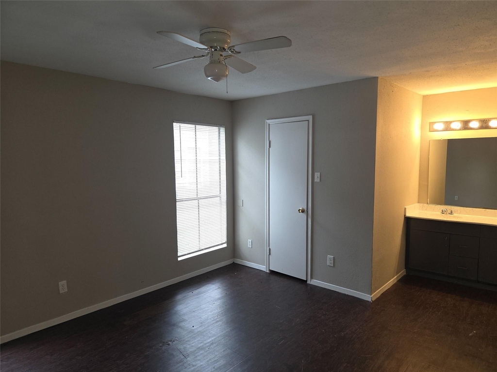 7200 W T C Jester Boulevard - Photo 11
