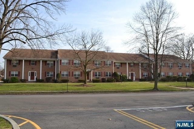 60d Hawthorne - Photo 1