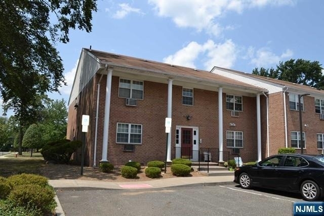 60d Hawthorne - Photo 0
